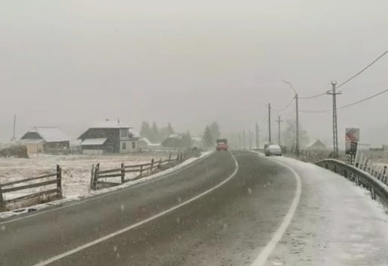 VIDEO Zăpada începe să pună stăpânire pe zona de munte a județului Suceava