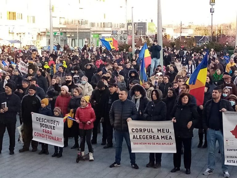 FOTO Bătaie de joc la adresa cadrelor medicale care se luptă de doi ani cu pandemia  de coronavirus. Mii de protestatari fără mască de protecție și-au rupt pingelele în centrul Sucevei cu complicitatea Primăriei și a jandarmilor