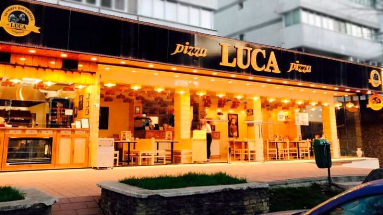 Doi hoți au furat o borsetă și un telefon din vestiarul angajaților de la Pizzeria Luca