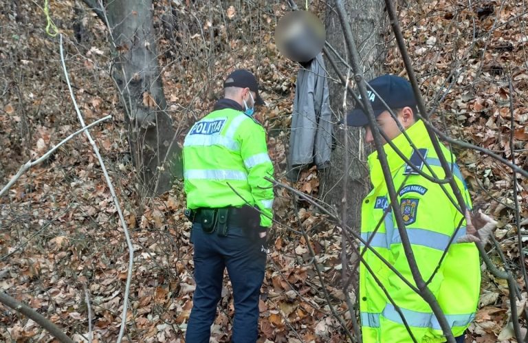 FOTO Osemintele unui bărbat mort de aproximativ jumătate de an au fost găsite spânzurate într-un copac din pădurea Cetății Șcheia