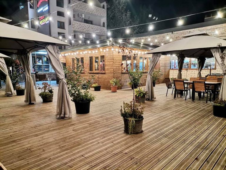 Doi indivizi s-au luat la bătaie pe terasa restaurantului Ramiro aproape de miezul nopții
