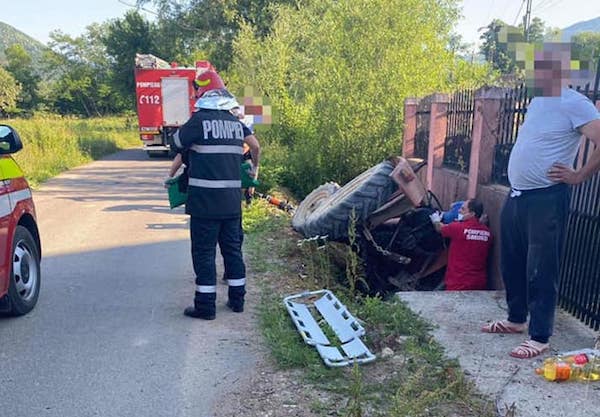Un tractorist s-a răsturnat cu utilajul în timp ce trăgea un buștean, la Poieni Solca