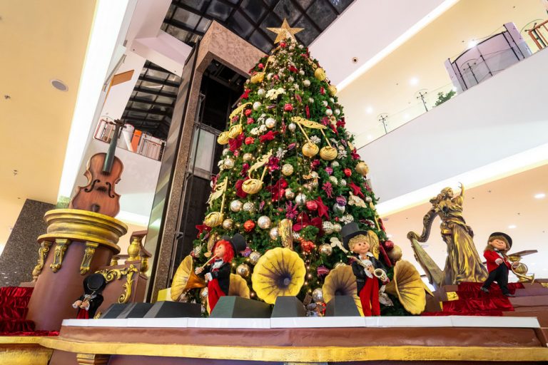 FOTO Moș Crăciun vine plutind pe note muzicale la Iulius Mall Suceava, cu o tolbă plină de premii și mai mult timp de cumpărături