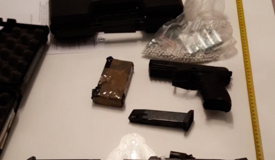 VIDEO Cinci arme aduse ilegal din Ungaria au fost confiscate în urma unor percheziții desfășurate pe raza județului Suceava