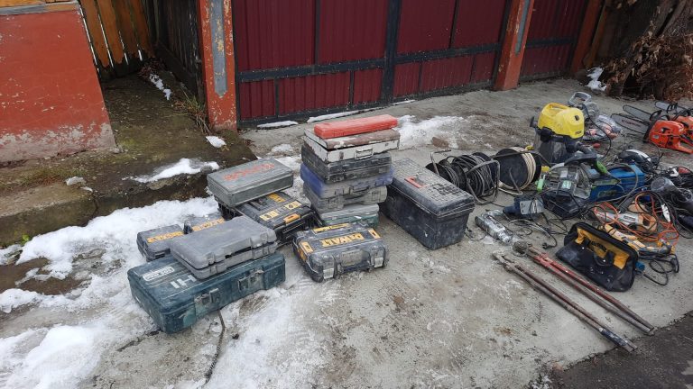 FOTO Opt hoți care au furat bunuri de peste 50.000 de euro din mai multe case din zona Rădăuți au fost reținuți de polițiști