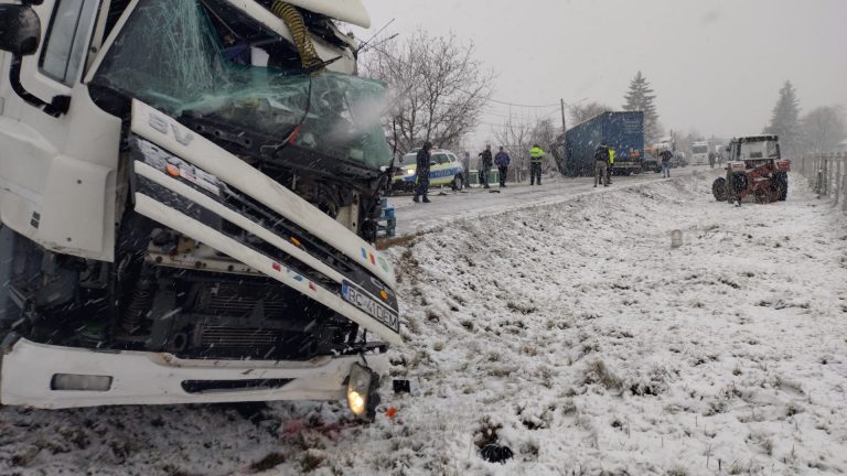 FOTO Carambol produs între două TIR-uri și trei mașini, la Roșiori. O persoană a ajuns la spital