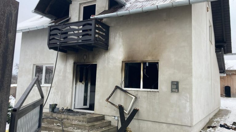 FOTO Flăcările au distrus o locuință din comuna Râșca