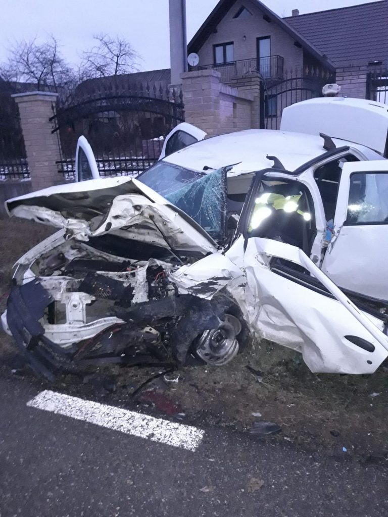 FOTO Accidentul cu doi răniți de la Poieni Solca a fost produs de un tânăr din Cacica angajat în depășirea unei mașini, în curbă, pe linie continuă
