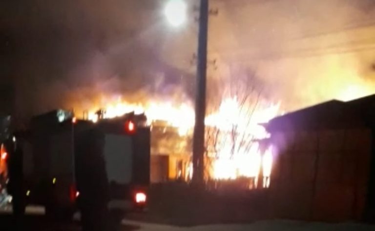VIDEO Incendiu de proporții izbucnit într-o gospodărie din Corocăiești