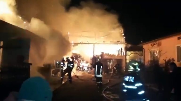 VIDEO Incendiu apocaliptic de la Verești a pornit de la o oală uitată pe aragaz. Două femei au avut nevoie de îngrijiri medicale