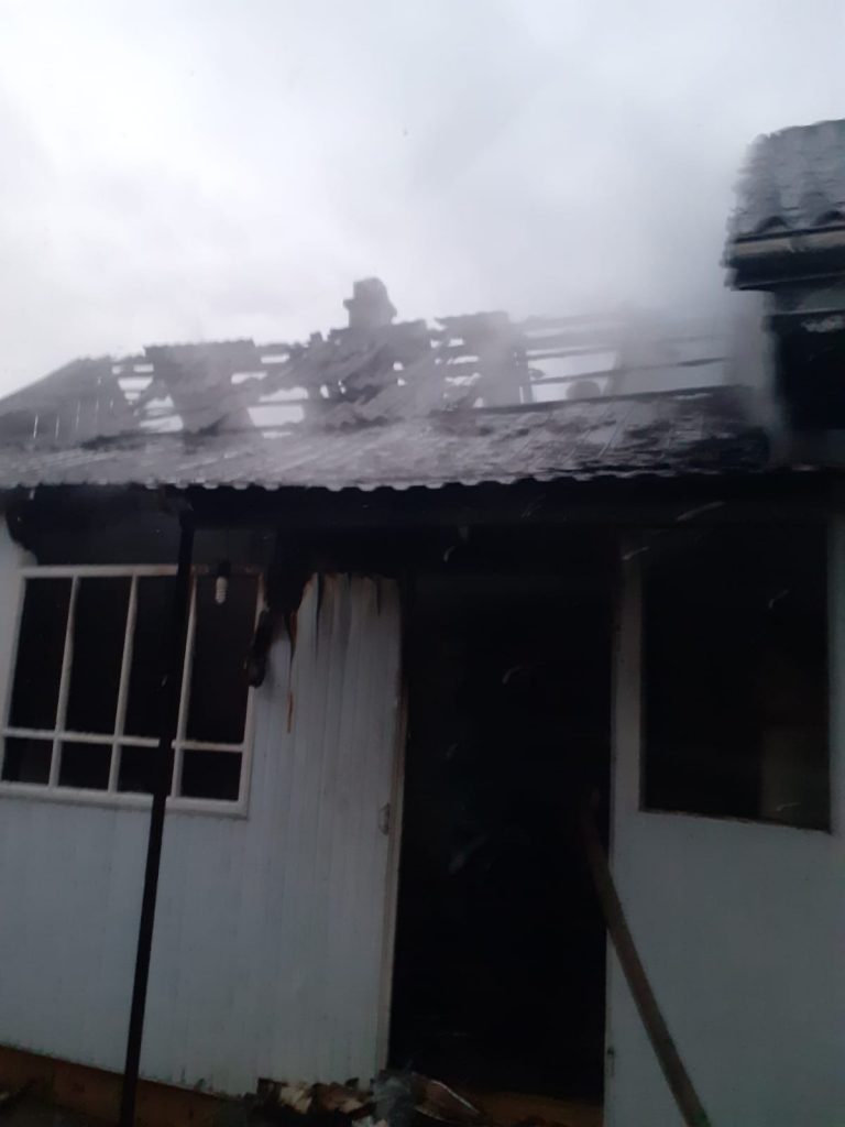 FOTO Acoperișul unei case din Baia a fost distrus de un incendiu