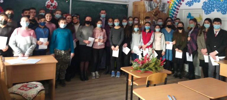 FOTO Premieră la Mitocu Dragomirnei, unde performanța școlară a elevilor a fost răsplătită pentru prima dată: „Cei care au făcut performanță, cei care au învățat bine au fost lăsați deoparte tot timpul”