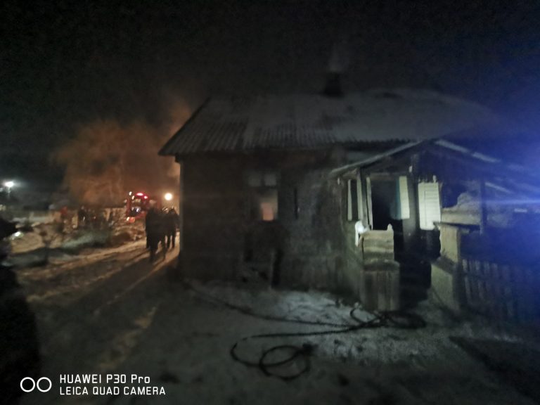 FOTO Tragedie în Ajun de Crăciun. Un bărbat a murit carbonizat în propria casă, la Sucevița