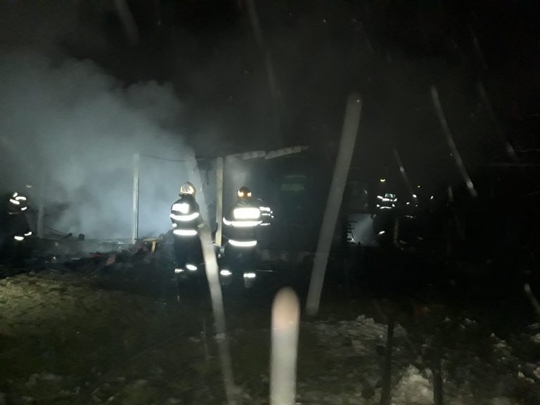 FOTO Două anexe au luat foc la Fălticeni de la o ghirlandă luminoasă
