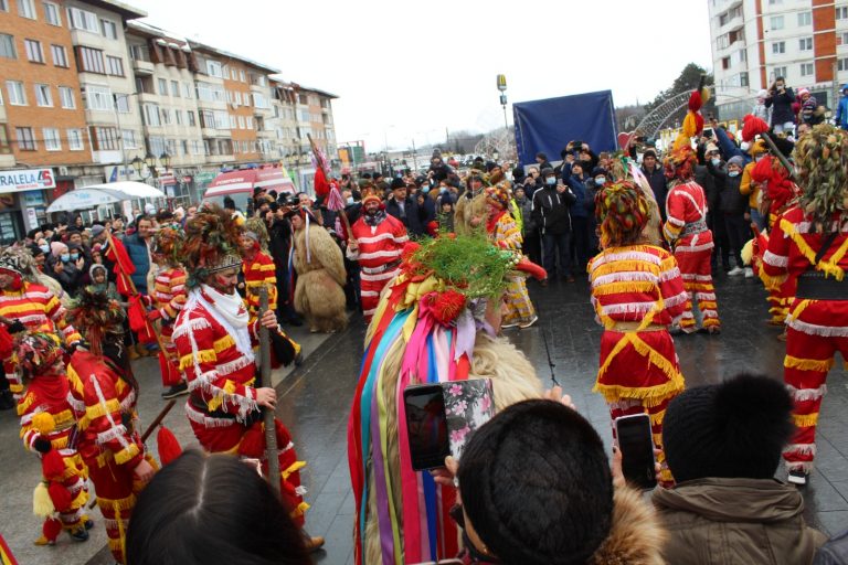 FOTO Festivalul Internațional al Obiceiuri de Iarnă a strâns sute de suceveni în centrul municipiului Suceava