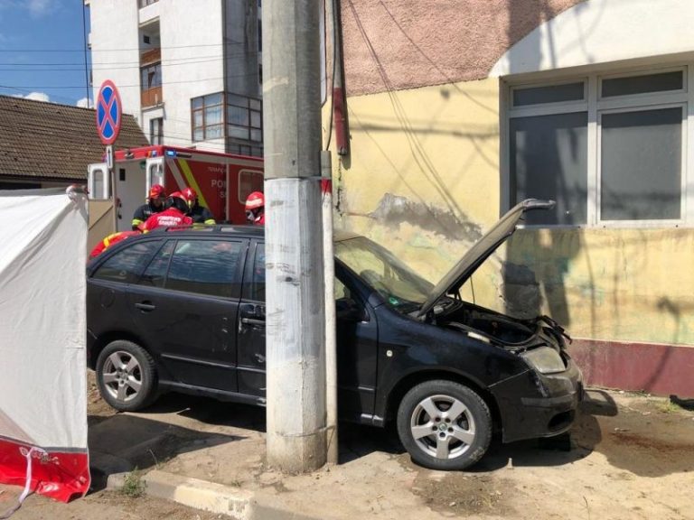 O mașină s-a proptit într-un magazin din apropierea Poliției orașului Dolhasca