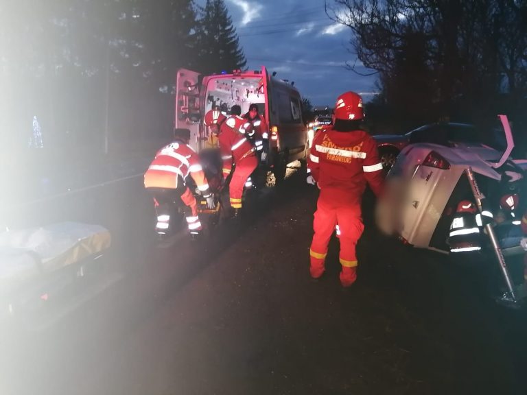 VIDEO FOTO Accident mortal produs la Forăști în urma coliziunii dintre o ambulanță și o mașină. O femeie și-a pierdut viața