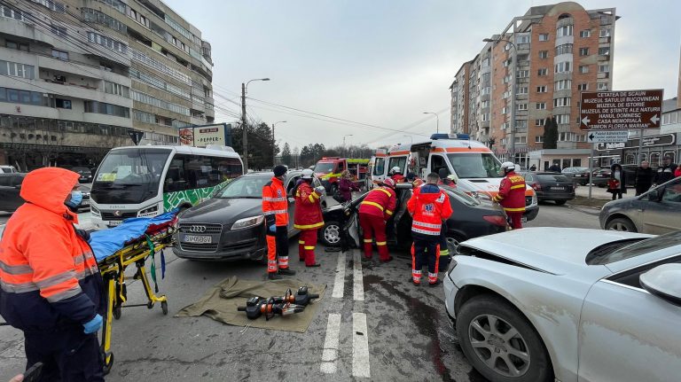 FOTO Carambol produs în Suceava între trei mașini de un șofer care nu a acordat prioritate