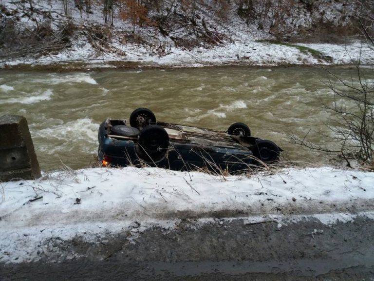 O șoferiță care avea cauciucuri de vară s-a răsturnat cu mașina în pârâul Suha Mică. Patru persoane au fost rănite