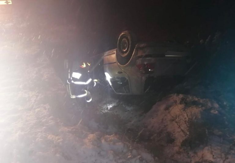 FOTO Un tânăr s-a răsturnat cu mașina la intersecția drumurilor Preutești și Hârtop