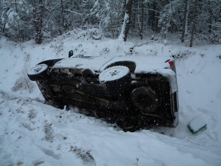 Un individ fără permis din Salcea s-a răsturnat cu mașina într-o curbă din Dumbrăveni