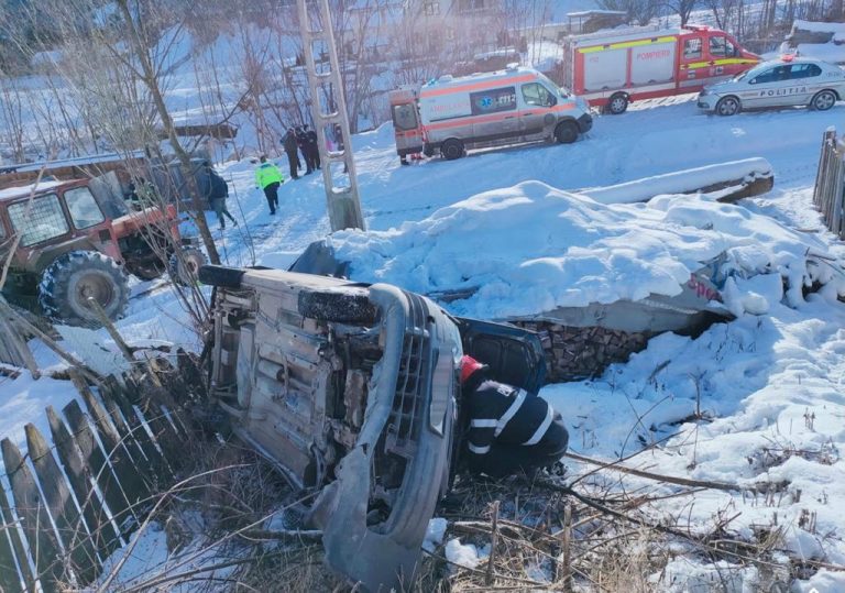 FOTO Un bătrân a ajuns în stare gravă la spital după ce s-a răsturnat cu mașina, la Slatina