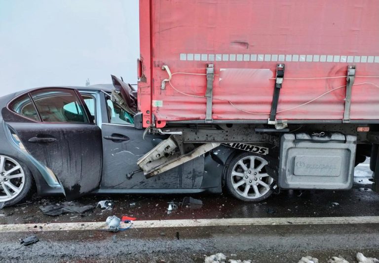 FOTO Un șofer s-a proptit cu mașina sub remorca unui TIR, între Spătărești și Vadu Moldovei