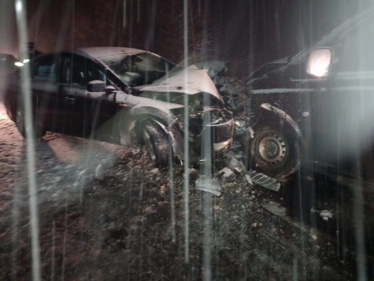 FOTO Accident produs la Vârfu Dealului pe un carosabil plin de zăpadă