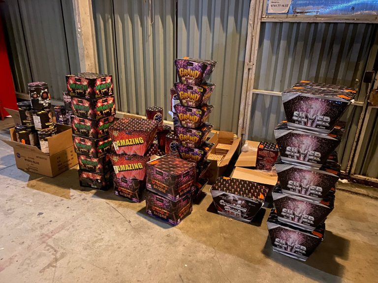 FOTO Peste 300 de kilograme de articole pirotehnice confiscate de polițiști și jandarmi în urma unor controale și percheziții