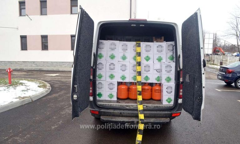 VIDEO FOTO 150 de butelii cu refrigerant confiscate de polițiștii de frontieră, la Siret