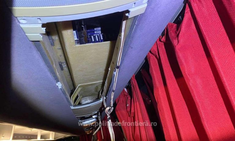 VIDEO FOTO Un autocar folosit la transportul țigărilor de contrabandă a fost confiscat de polițiștii de frontieră din Vama Siret