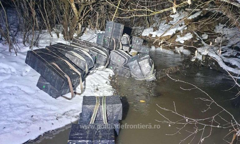 VIDEO FOTO Țigări de contrabandă în valoare de 175.000 de lei abandonate în albia pârâului Laura, la Vicovu de Sus
