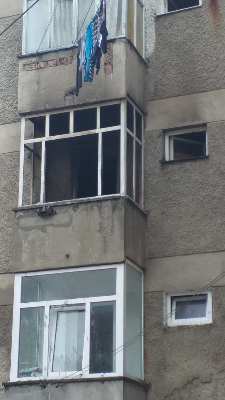 FOTO Un bloc din Broșteni a fost evacuat după ce un apartament a fost cuprins de flăcări
