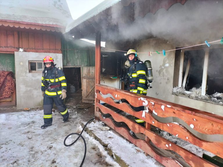 FOTO Bătrână moartă într-un incendiu izbucnit la Costâna