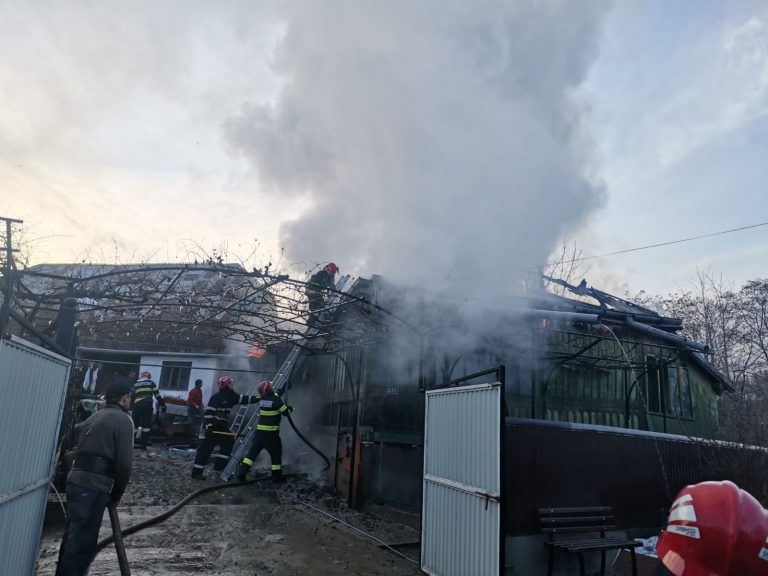 FOTO Acoperișul unei case din Forăști a fost distrus de un incendiu