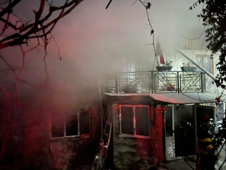 FOTO Un bărbat a ajuns cu arsuri la spital după ce o casă din Lipoveni a luat foc