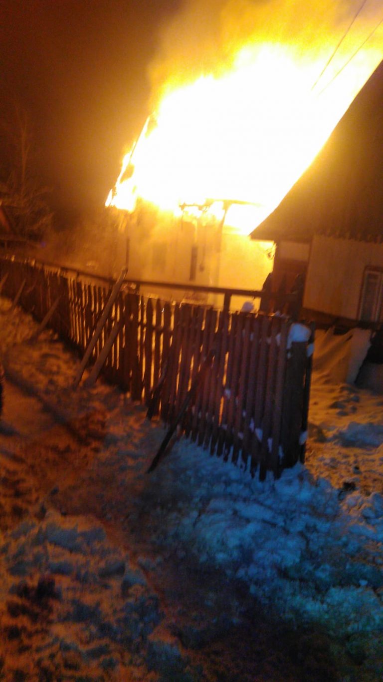 FOTO Incendiu de proporții izbucnit într-o gospodărie din Neagra Șarului