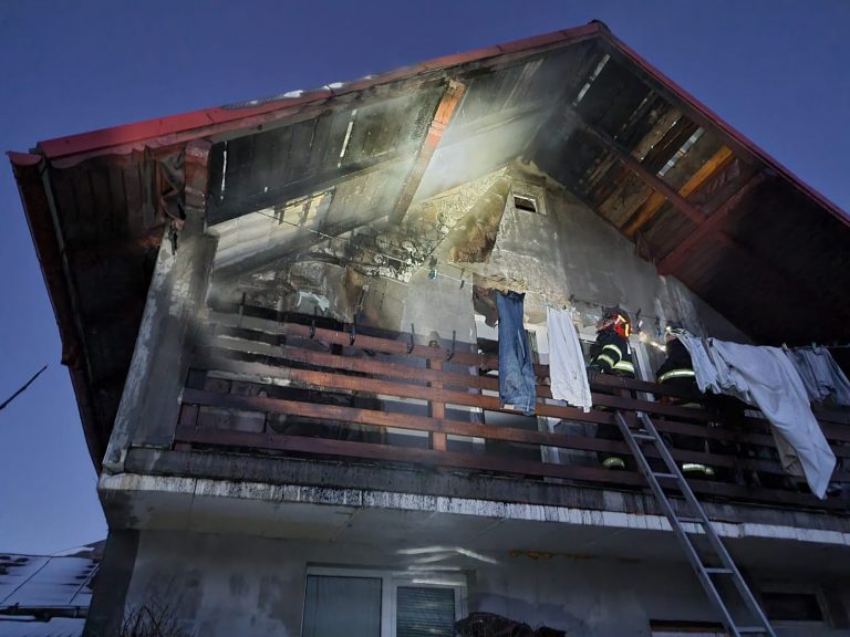 FOTO Incendiu izbucnit la o casă din Rădăuți