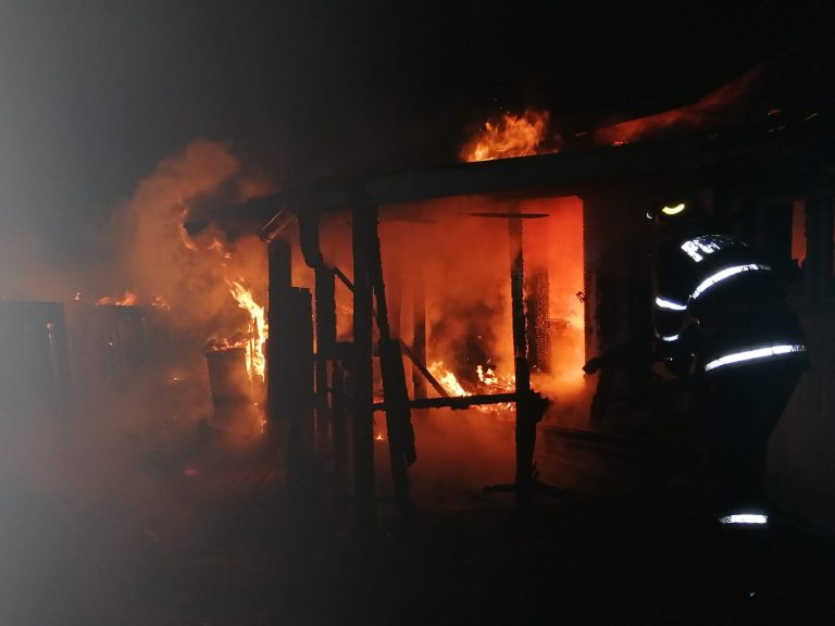 VIDEO FOTO Incendiu de proporții izbucnit într-o gospodărie din Râșca de la coșul de fum. Doi bătrâni au avut nevoie de îngrijiri medicale