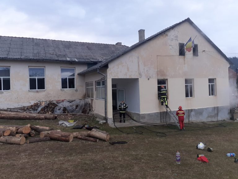 FOTO Incendiu într-o sală de clasă la o școală din Gura Humorului