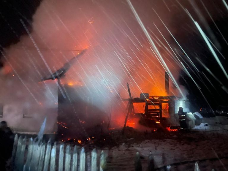 FOTO O casă din Stulpicani a fost distrusă de un incendiu puternic