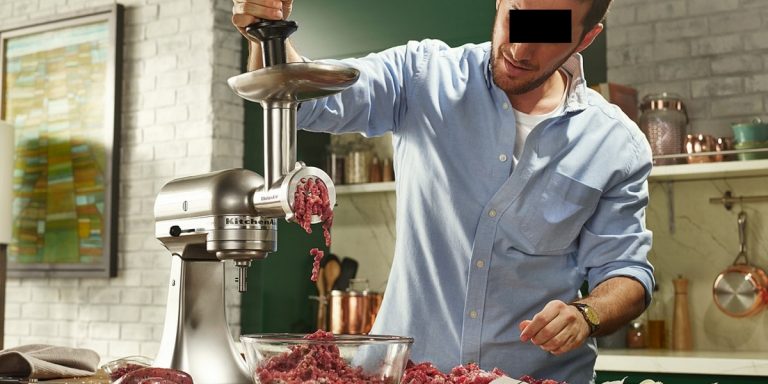 Un bărbat din Moara și-a tăiat două degete de la mână în mașina de tocat carne