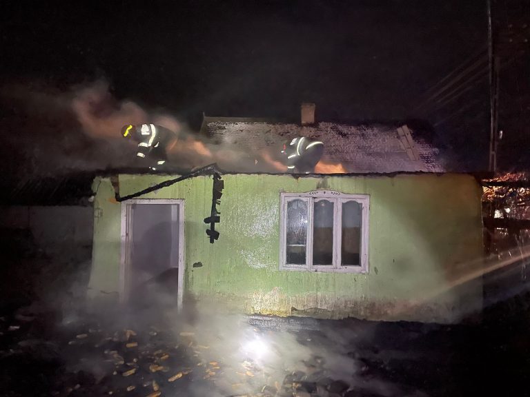 FOTO O casă din Valea Moldovei a luat foc de la coșul de fum necurățat