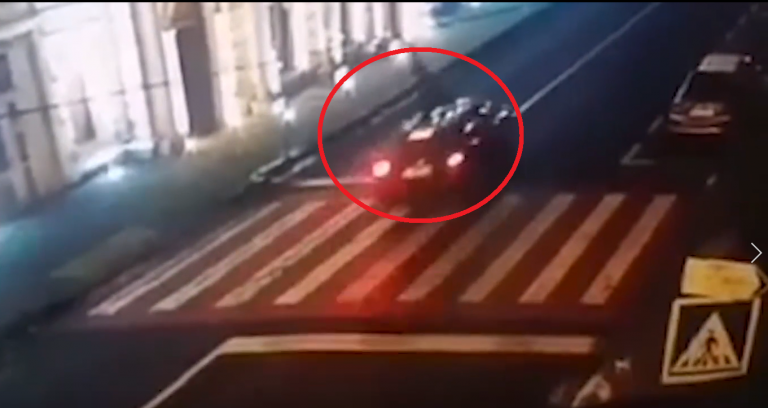 VIDEO Bătrân spulberat de o mașină pe o trecere pentru pietoni din Câmpulung Moldovenesc