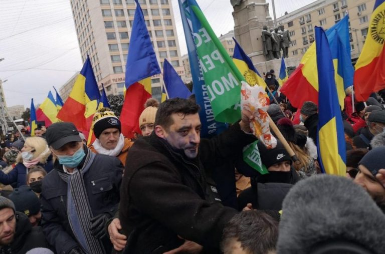 VIDEO Liderul AUR George Simion a fost atacat cu cerneală, la Iași