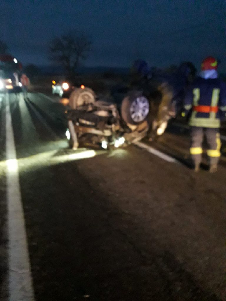 FOTO Un tânăr a ajuns la spital după ce s-a răsturnat cu mașina între localitățile Milișăuți și Iaslovăț