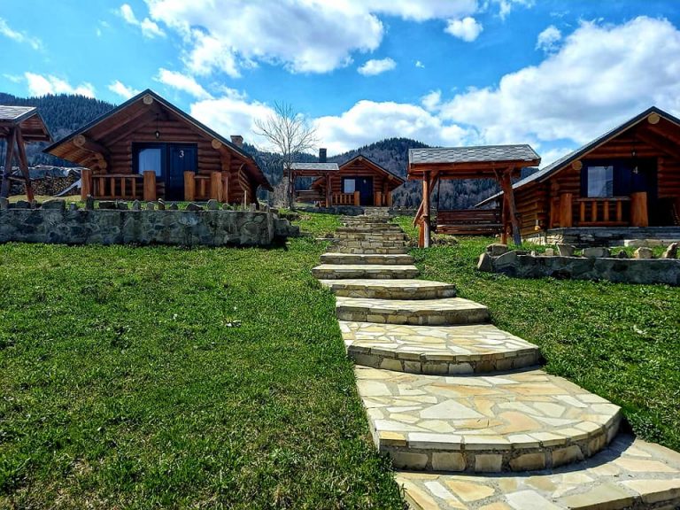 Petrecere organizată ilegal de patronul unui gater din Vatra Moldoviței la Cabana Turistică „Obcina Feredeului” a fost oprită de polițiști