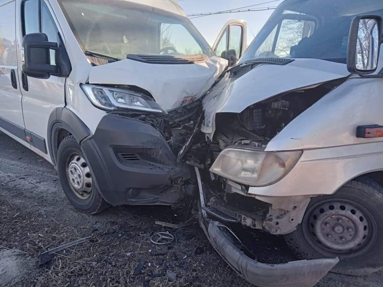 FOTO Accident între două microbuze produs la Boroaia. Un bărbat a ajuns la spital