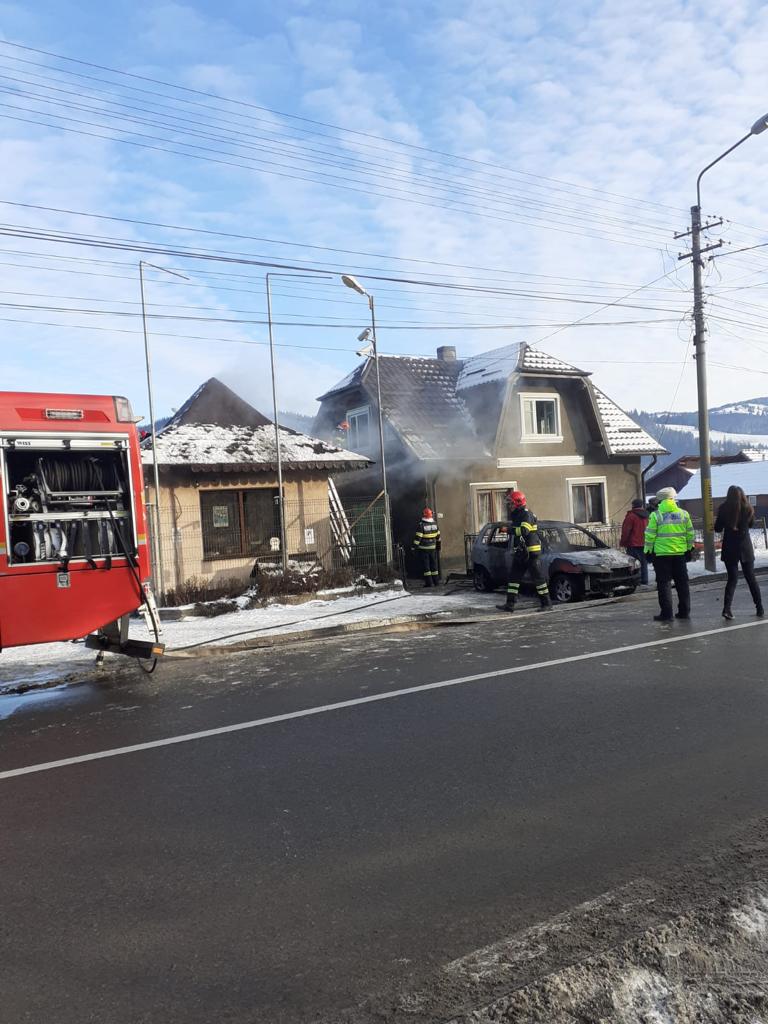 FOTO Mai multe clădiri au luat foc după ce o mașină a fost cuprinsă de flăcări, la Câmpulung Moldovenesc