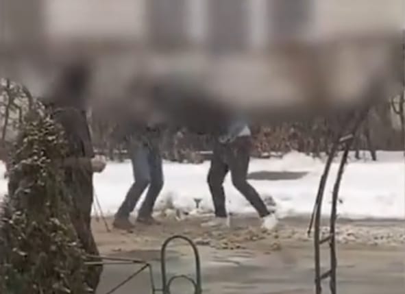 VIDEO Bătaia sângeroasă dintre mai mulți elevi din Rădăuți în care nu s-a făcut economie de lovituri de briceag, pumni și picioare a devenit virală pe internet